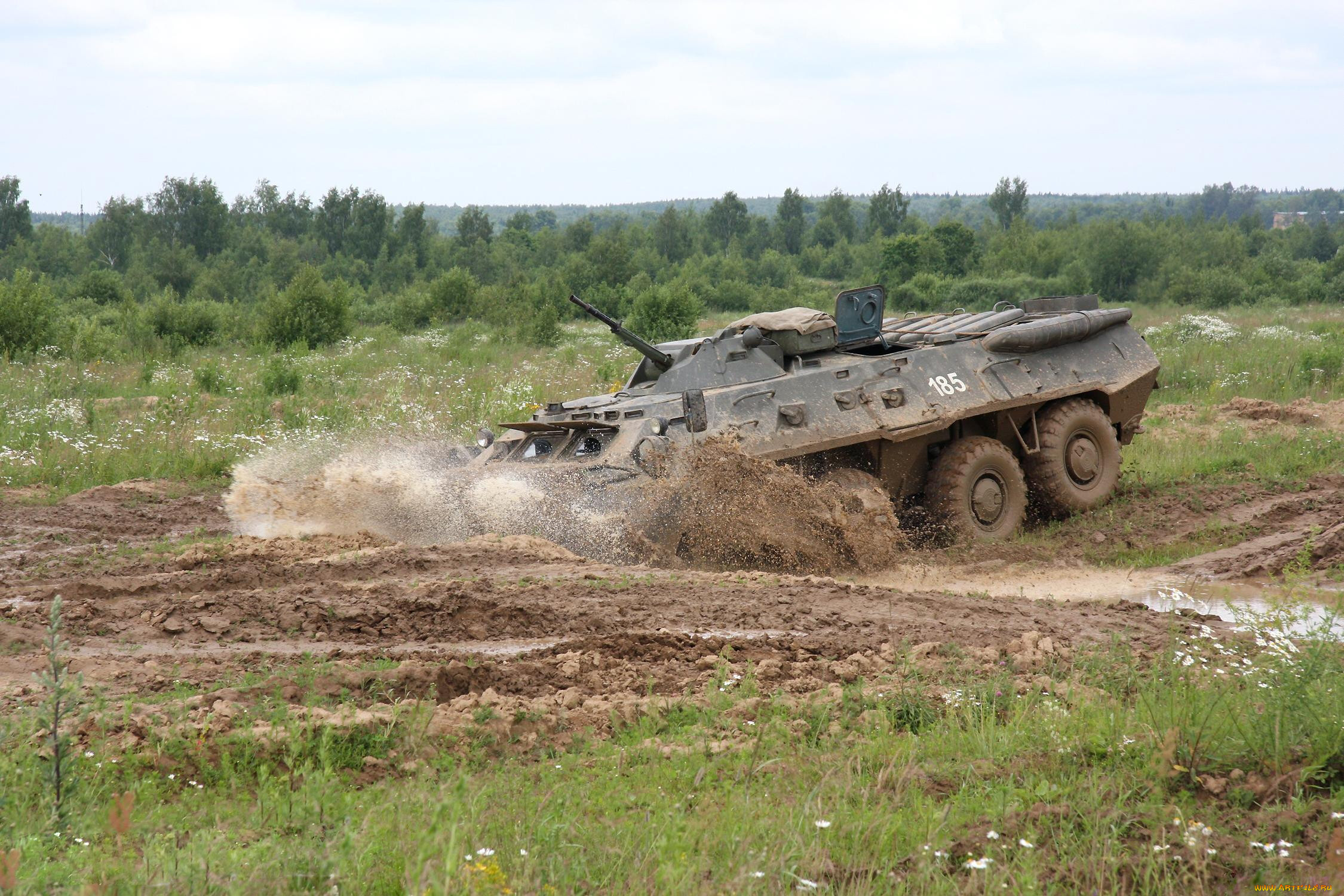 Еду бтр. Военная техника БТР 80. БТР-80 бронетранспортёр. БТР 80 В грязи. БТР 80 В бою.